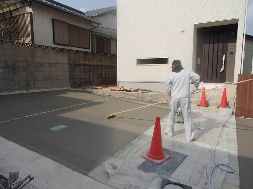 駐車場工事刷毛引き仕上げ中