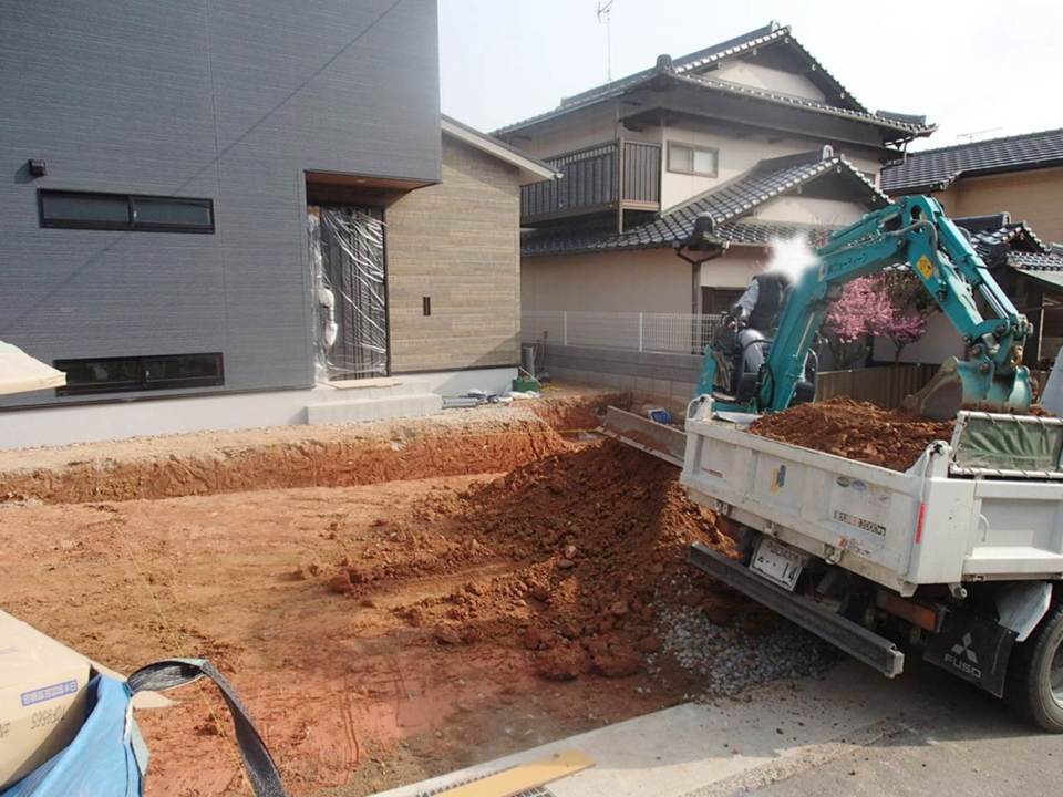 外構、駐車場をつくるため整地しています