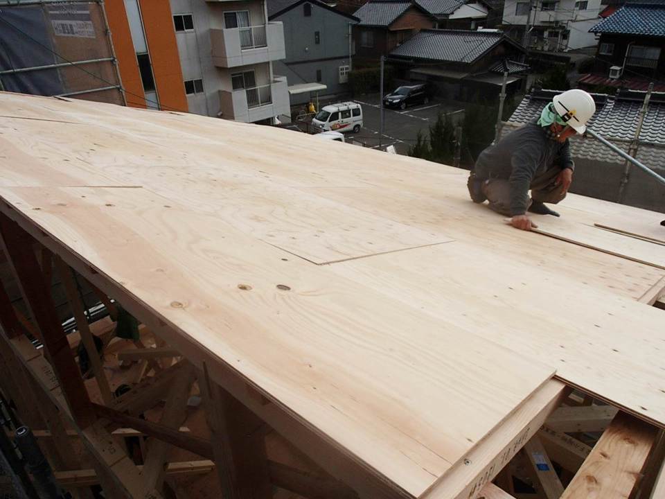 屋根下地、野地板工事中